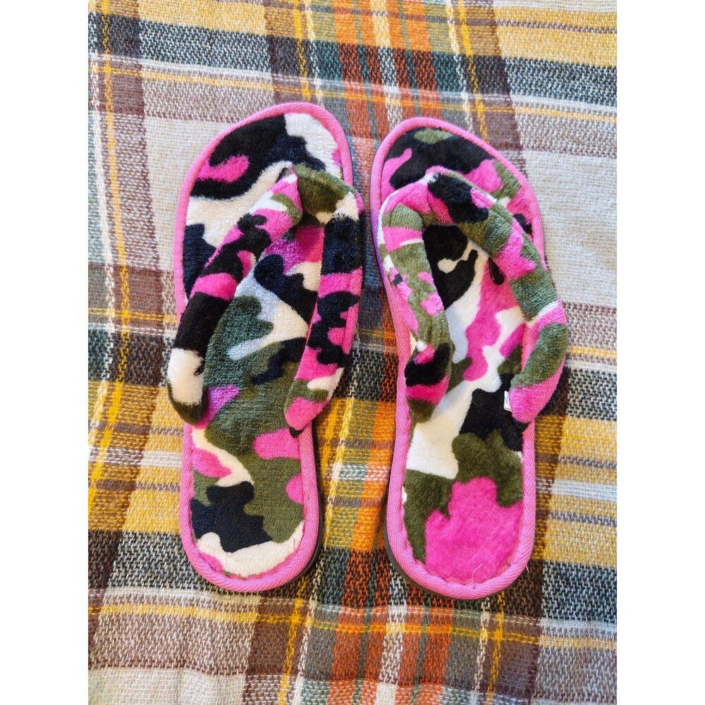 Multicolor Fatigue Fuzzy Plush Lightweight Slippers. NWOT.